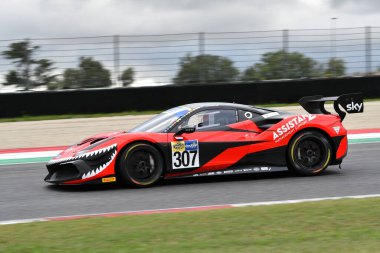 Mugello Pisti, İtalya - 8 Ekim 2021: Ferrari 488 Challenge Evo KESSEL MOTORSPORT sürücüsü Fons Scheltema İtalya Şampiyonası 'nın ön eleme oturumu sırasında GT
