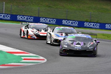 Mugello Pisti, İtalya - 8 Ekim 2021: Ferrari 488 Challenge Evo KESSEL MOTORSPORT sürücüsü Omar Jackson - Omar Jackson İtalya Şampiyonası ön eleme oturumu sırasında hareket