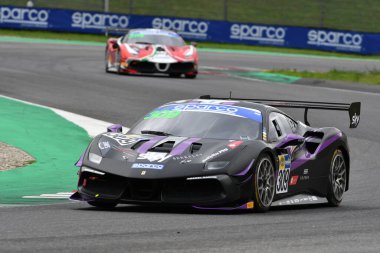 Mugello Pisti, İtalya - 8 Ekim 2021: Ferrari 488 Challenge Evo KESSEL MOTORSPORT sürücüsü Omar Jackson - Omar Jackson İtalya Şampiyonası ön eleme oturumu sırasında hareket