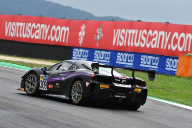 Mugello Pisti, İtalya - 8 Ekim 2021: Ferrari 488 Challenge Evo KESSEL MOTORSPORT sürücüsü Omar Jackson - Omar Jackson İtalya Şampiyonası ön eleme oturumu sırasında hareket