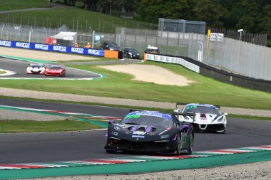 Mugello Pisti, İtalya - 8 Ekim 2021: Ferrari 488 Challenge Evo KESSEL MOTORSPORT sürücüsü Omar Jackson - Omar Jackson İtalya Şampiyonası ön eleme oturumu sırasında hareket