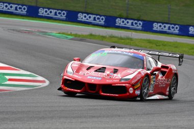 Mugello Circuit, İtalya - 8 Ekim 2021: Ferrari 488 Challenge Evo BEST LAP drive Maurizio Pitorri - Gianluigi Simonelli İtalya Şampiyonası 'nın Qualifyng oturumunda
