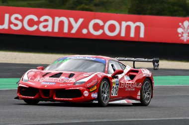 Mugello Circuit, İtalya - 8 Ekim 2021: Ferrari 488 Challenge Evo BEST LAP drive Maurizio Pitorri - Gianluigi Simonelli İtalya Şampiyonası 'nın Qualifyng oturumunda