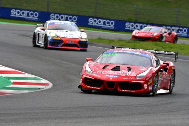 Mugello Circuit, İtalya - 8 Ekim 2021: Ferrari 488 Challenge Evo BEST LAP drive Maurizio Pitorri - Gianluigi Simonelli İtalya Şampiyonası 'nın Qualifyng oturumunda