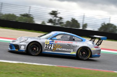 Mugello Pisti, İtalya - 8 Ekim 2021: KRYPTON MOTORSPORT takımından Porsche 991 GT3 Giovanni Berton - Giacomo Riva İtalya Şampiyonası ön eleme oturumunda GT