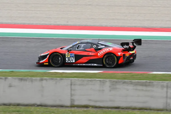 Mugello Pisti, İtalya - 8 Ekim 2021: Ferrari 488 Challenge Evo KESSEL MOTORSPORT sürücüsü Fons Scheltema İtalya Şampiyonası 'nın ön eleme oturumu sırasında GT