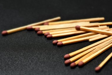 Siyah arkaplandaki kibritleri kapat. seçici odak