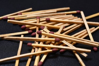 Siyah arkaplandaki kibritleri kapat. seçici odak