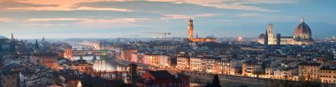Floransa, Aralık 2020: Akşamları Eski Köprü, Townhall Sarayı, Santa Maria del Fiore Katedrali ile Floransa şehri Noel döneminde aydınlandı. İtalya.