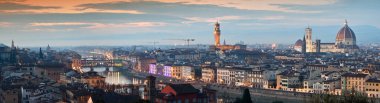 Floransa, Aralık 2020: Akşamları Eski Köprü, Townhall Sarayı, Santa Maria del Fiore Katedrali ile Floransa şehri Noel döneminde aydınlandı. İtalya.