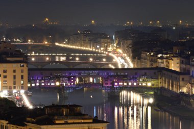 Floransa - Aralık 2020: Arno üzerindeki ünlü Ponte Vecchio, Michelangelo Meydanı 'ndan görülen Noel tatilleri sırasında Florence Light Festivali' nde aydınlandı. İtalya.