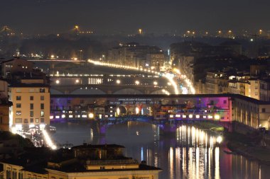 Floransa - Aralık 2020: Arno üzerindeki ünlü Ponte Vecchio, Michelangelo Meydanı 'ndan görülen Noel tatilleri sırasında Florence Light Festivali' nde aydınlandı. İtalya.