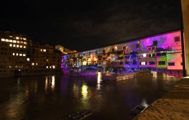 Floransa - Aralık 2020: Arno üzerindeki ünlü Ponte Vecchio, Noel tatili sırasında Floransa Işık Festivali vesilesiyle aydınlandı. İtalya.