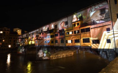 Floransa - Aralık 2020: Arno üzerindeki ünlü Ponte Vecchio, Noel tatili sırasında Floransa Işık Festivali vesilesiyle aydınlandı. İtalya.