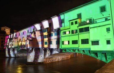 Floransa - Aralık 2020: Arno üzerindeki ünlü Ponte Vecchio, Noel tatili sırasında Floransa Işık Festivali vesilesiyle aydınlandı. İtalya.