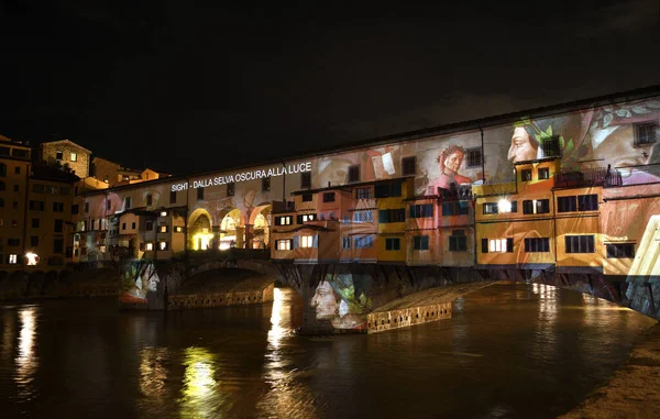 Floransa - Aralık 2020: Arno üzerindeki ünlü Ponte Vecchio, Noel tatili sırasında Floransa Işık Festivali vesilesiyle aydınlandı. İtalya.