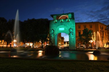 Floransa, Aralık 2020: San Gallo Kapısı (Porta San Gallo) ve Özgürlük Meydanı 'ndaki havuzlu çeşme, Noel sezonu boyunca düzenlenen F-Light Festival 2020 ile aydınlatıldı. Toskana, İtalya.