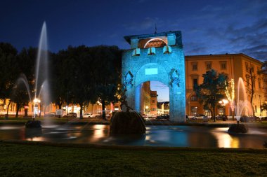 Floransa, Aralık 2020: San Gallo Kapısı (Porta San Gallo) ve Özgürlük Meydanı 'ndaki havuzlu çeşme, Noel sezonu boyunca düzenlenen F-Light Festival 2020 ile aydınlatıldı. Toskana, İtalya.