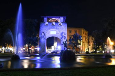 Floransa, Aralık 2020: San Gallo Kapısı (Porta San Gallo) ve Özgürlük Meydanı 'ndaki havuzlu çeşme, Noel sezonu boyunca düzenlenen F-Light Festival 2020 ile aydınlatıldı. Toskana, İtalya.