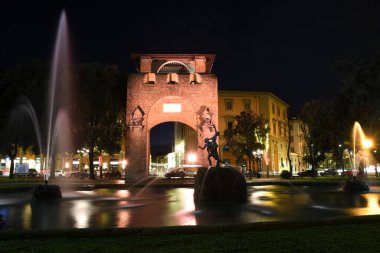 Floransa, Aralık 2020: San Gallo Kapısı (Porta San Gallo) ve Özgürlük Meydanı 'ndaki havuzlu çeşme, Noel sezonu boyunca düzenlenen F-Light Festival 2020 ile aydınlatıldı. Toskana, İtalya.