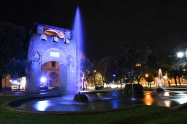 Floransa, Aralık 2020: San Gallo Kapısı (Porta San Gallo) ve Özgürlük Meydanı 'ndaki havuzlu çeşme, Noel sezonu boyunca düzenlenen F-Light Festival 2020 ile aydınlatıldı. Toskana, İtalya.