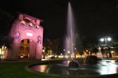 Floransa, Aralık 2020: San Gallo Kapısı (Porta San Gallo) ve Özgürlük Meydanı 'ndaki havuzlu çeşme, Noel sezonu boyunca düzenlenen F-Light Festival 2020 ile aydınlatıldı. Toskana, İtalya.