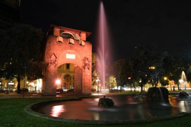 Floransa, Aralık 2020: San Gallo Kapısı (Porta San Gallo) ve Özgürlük Meydanı 'ndaki havuzlu çeşme, Noel sezonu boyunca düzenlenen F-Light Festival 2020 ile aydınlatıldı. Toskana, İtalya.