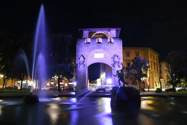 Floransa, Aralık 2020: San Gallo Kapısı (Porta San Gallo) ve Özgürlük Meydanı 'ndaki havuzlu çeşme, Noel sezonu boyunca düzenlenen F-Light Festival 2020 ile aydınlatıldı. Toskana, İtalya.