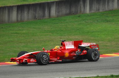 Mugello pisti, 21 Kasım 2008: Valentino Rossi Ferrari F1 2008 eski Dünya Şampiyonu Kimi Raikkonen 'i İtalya' daki Mugello Pisti 'nde test etti.