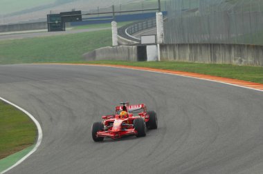 Mugello pisti, 21 Kasım 2008: Valentino Rossi Ferrari F1 2008 eski Dünya Şampiyonu Kimi Raikkonen 'i İtalya' daki Mugello Pisti 'nde test etti.