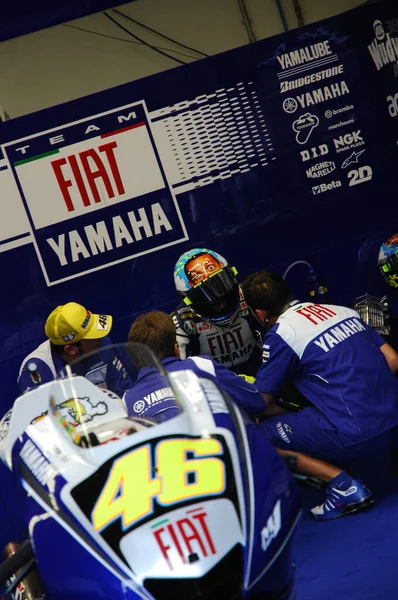 2008年5月30日 意大利穆盖洛 意大利车手瓦伦蒂诺 罗西在包厢里准备了2008年在穆盖洛赛道举行的意大利大奖赛 意大利 — 图库照片