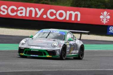 Mugello Pisti, İtalya - 8 Ekim 2021: KRYPTON MOTORSPORT takımından Porsche 991 GT3 Francesco La Mazza - Giuseppe Nicolosi tarafından sürülen İtalyan Şampiyonası GT