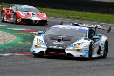 Mugello Pisti, İtalya - 8 Ekim 2021: FFF RACING Ekibi 'nden Lamborghini Huracan Supertrofeo Luciano Privitelio - Donovan Privitelio İtalya Şampiyonası ön eleme oturumunda