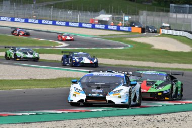 Mugello Pisti, İtalya - 8 Ekim 2021: FFF RACING Ekibi 'nden Lamborghini Huracan Supertrofeo Luciano Privitelio - Donovan Privitelio İtalya Şampiyonası ön eleme oturumunda