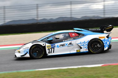 Mugello Pisti, İtalya - 8 Ekim 2021: FFF RACING Ekibi 'nden Lamborghini Huracan Supertrofeo Luciano Privitelio - Donovan Privitelio İtalya Şampiyonası ön eleme oturumunda