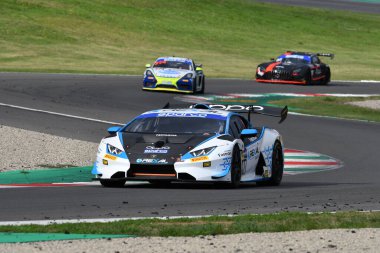 Mugello Pisti, İtalya - 8 Ekim 2021: FFF RACING Ekibi 'nden Lamborghini Huracan Supertrofeo Luciano Privitelio - Donovan Privitelio İtalya Şampiyonası ön eleme oturumunda