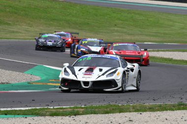 Mugello Pisti, İtalya - 8 Ekim 2021: Ferrari 488 RACING takımından Evo Axel Sartingen - Francesco Lopez İtalya Şampiyonası ön eleme oturumu sırasında GT