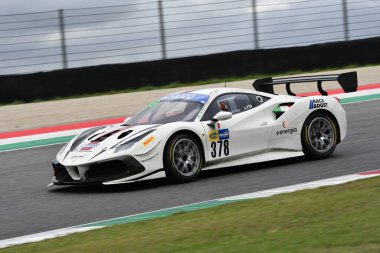 Mugello Pisti, İtalya - 8 Ekim 2021: Ferrari 488 RACING takımından Evo Axel Sartingen - Francesco Lopez İtalya Şampiyonası ön eleme oturumu sırasında GT
