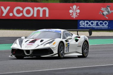 Mugello Pisti, İtalya - 8 Ekim 2021: Ferrari 488 RACING takımından Evo Axel Sartingen - Francesco Lopez İtalya Şampiyonası ön eleme oturumu sırasında GT