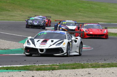 Mugello Pisti, İtalya - 8 Ekim 2021: Ferrari 488 RACING takımından Evo Axel Sartingen - Francesco Lopez İtalya Şampiyonası ön eleme oturumu sırasında GT