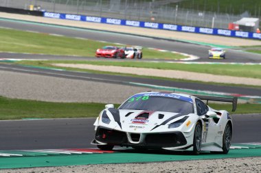 Mugello Pisti, İtalya - 8 Ekim 2021: Ferrari 488 RACING takımından Evo Axel Sartingen - Francesco Lopez İtalya Şampiyonası ön eleme oturumu sırasında GT