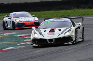 Mugello Pisti, İtalya - 8 Ekim 2021: Ferrari 488 RACING takımından Evo Axel Sartingen - Francesco Lopez İtalya Şampiyonası ön eleme oturumu sırasında GT