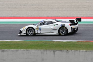 Mugello Pisti, İtalya - 8 Ekim 2021: Ferrari 488 RACING takımından Evo Axel Sartingen - Francesco Lopez İtalya Şampiyonası ön eleme oturumu sırasında GT
