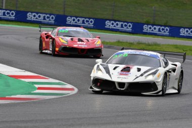 Mugello Pisti, İtalya - 8 Ekim 2021: Ferrari 488 RACING takımından Evo Axel Sartingen - Francesco Lopez İtalya Şampiyonası ön eleme oturumu sırasında GT
