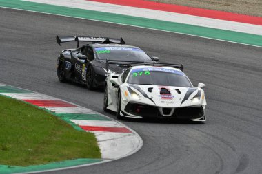 Mugello Pisti, İtalya - 8 Ekim 2021: Ferrari 488 RACING takımından Evo Axel Sartingen - Francesco Lopez İtalya Şampiyonası ön eleme oturumu sırasında GT