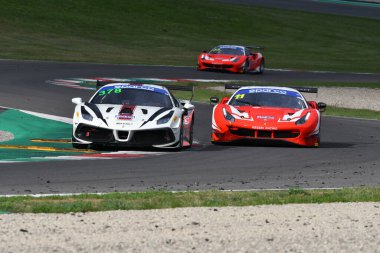 Mugello Pisti, İtalya - 8 Ekim 2021: Ferrari 488 RACING takımından Evo Axel Sartingen - Francesco Lopez İtalya Şampiyonası ön eleme oturumu sırasında GT