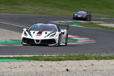 Mugello Pisti, İtalya - 8 Ekim 2021: Ferrari 488 RACING takımından Evo Axel Sartingen - Francesco Lopez İtalya Şampiyonası ön eleme oturumu sırasında GT
