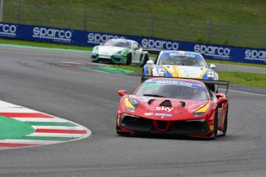 Mugello Circuit, İtalya - 8 Ekim 2021: Ferrari 488 Challenge Evo ForMULA RACING drive by Willem Van Der Vorm - Michele Rugolo