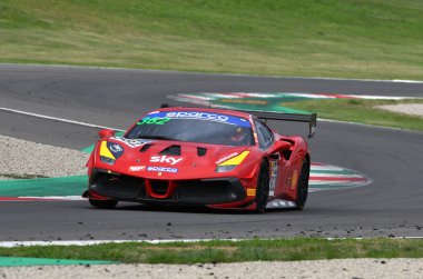 Mugello Circuit, İtalya - 8 Ekim 2021: Ferrari 488 Challenge Evo ForMULA RACING drive by Willem Van Der Vorm - Michele Rugolo