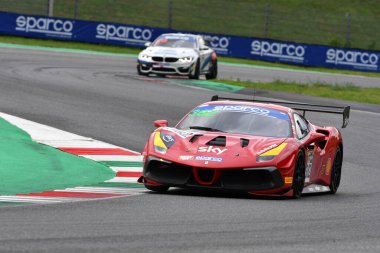 Mugello Circuit, İtalya - 8 Ekim 2021: Ferrari 488 Challenge Evo ForMULA RACING drive by Willem Van Der Vorm - Michele Rugolo